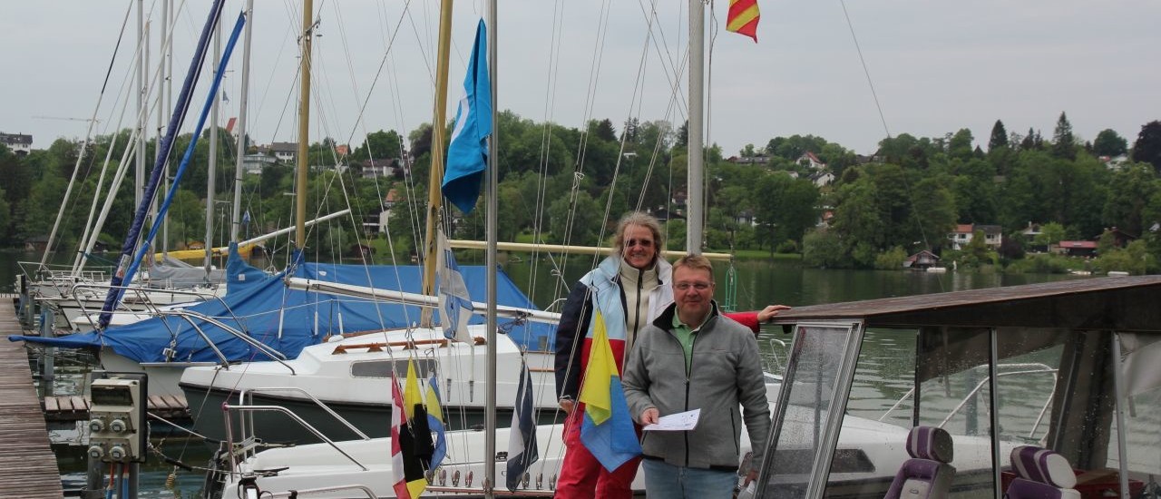 Warten auf Wind: Wettfahrtleiter Gerhard Zieris und seine Frau Veronika Krug-Zieris